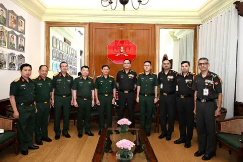 Vietnam Army General Visit Sees Lt Gen Le Van Huong Call on Gen Seth